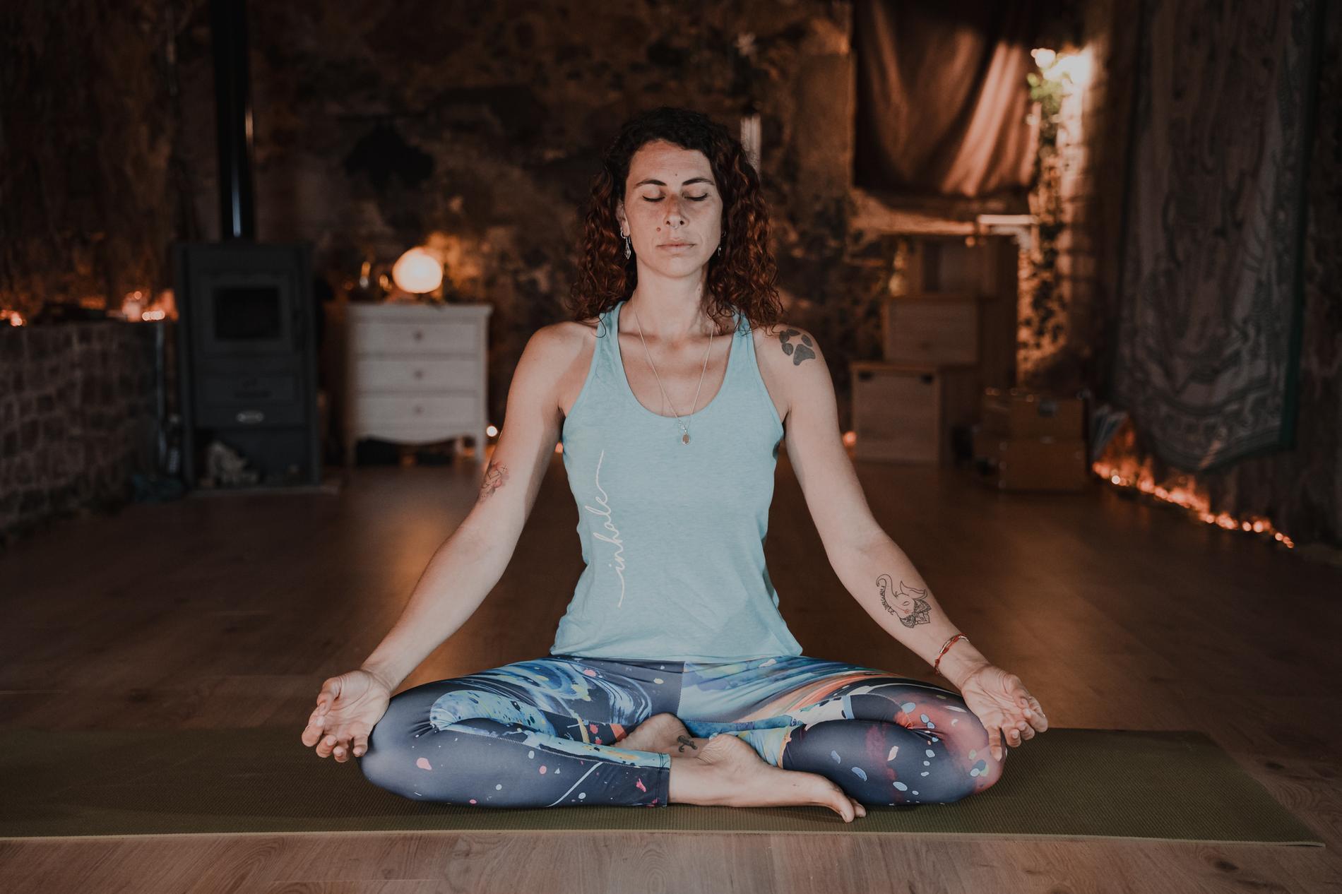 Lara Ávila meditando en La Cueva de Laranahata