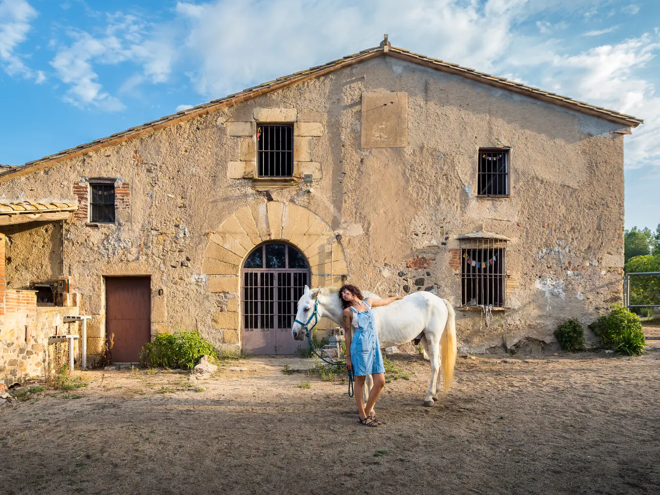 Fachada de la masía de Laranahata con Lara y Kai