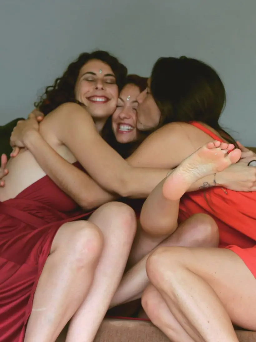 Abrazo entre mujeres durante un akelarre
