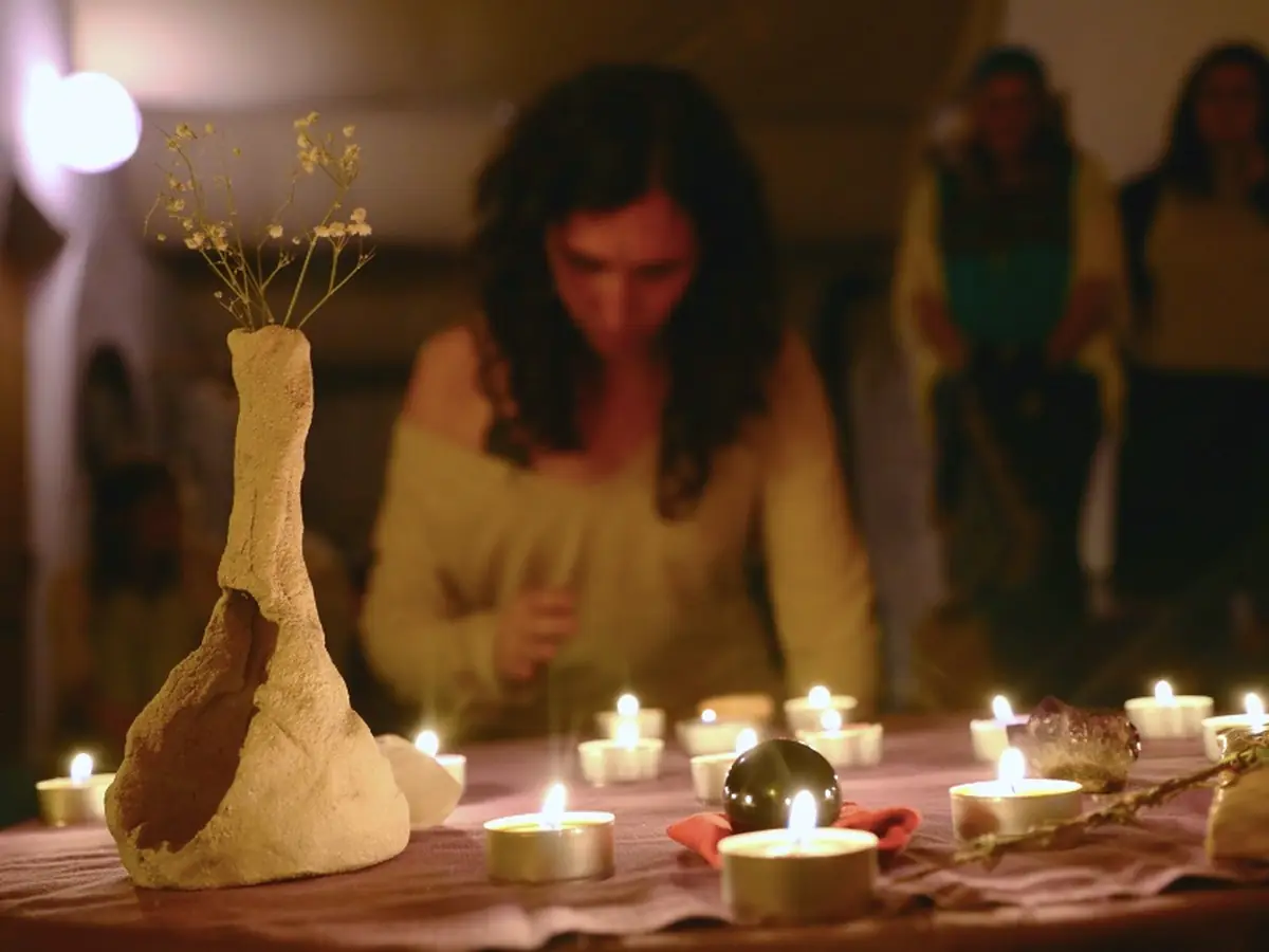 Altar de velas durante un akelarre en Laranahata