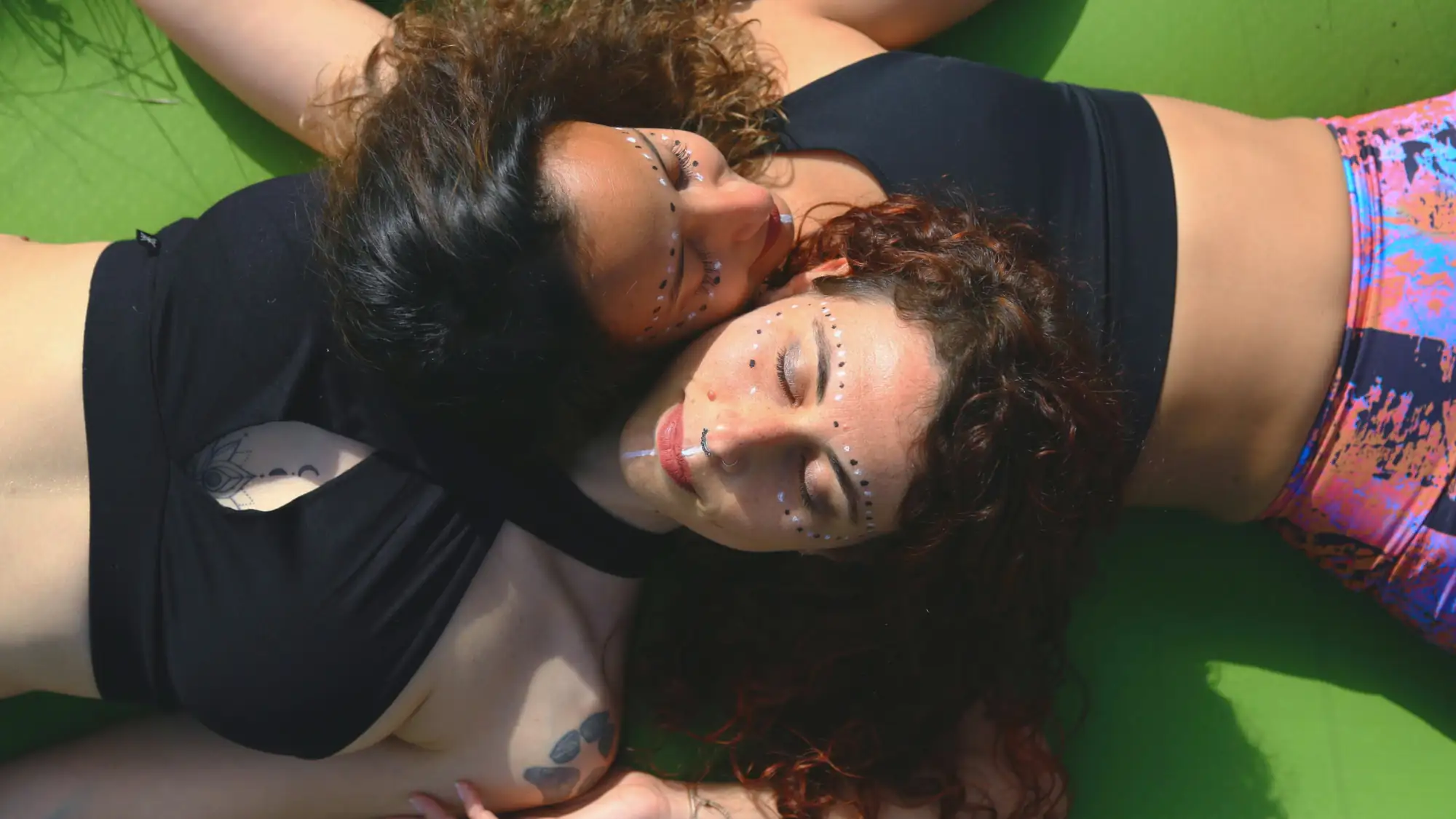 Pareja sentada espalda con espalda bajo el árbol de Laranahata