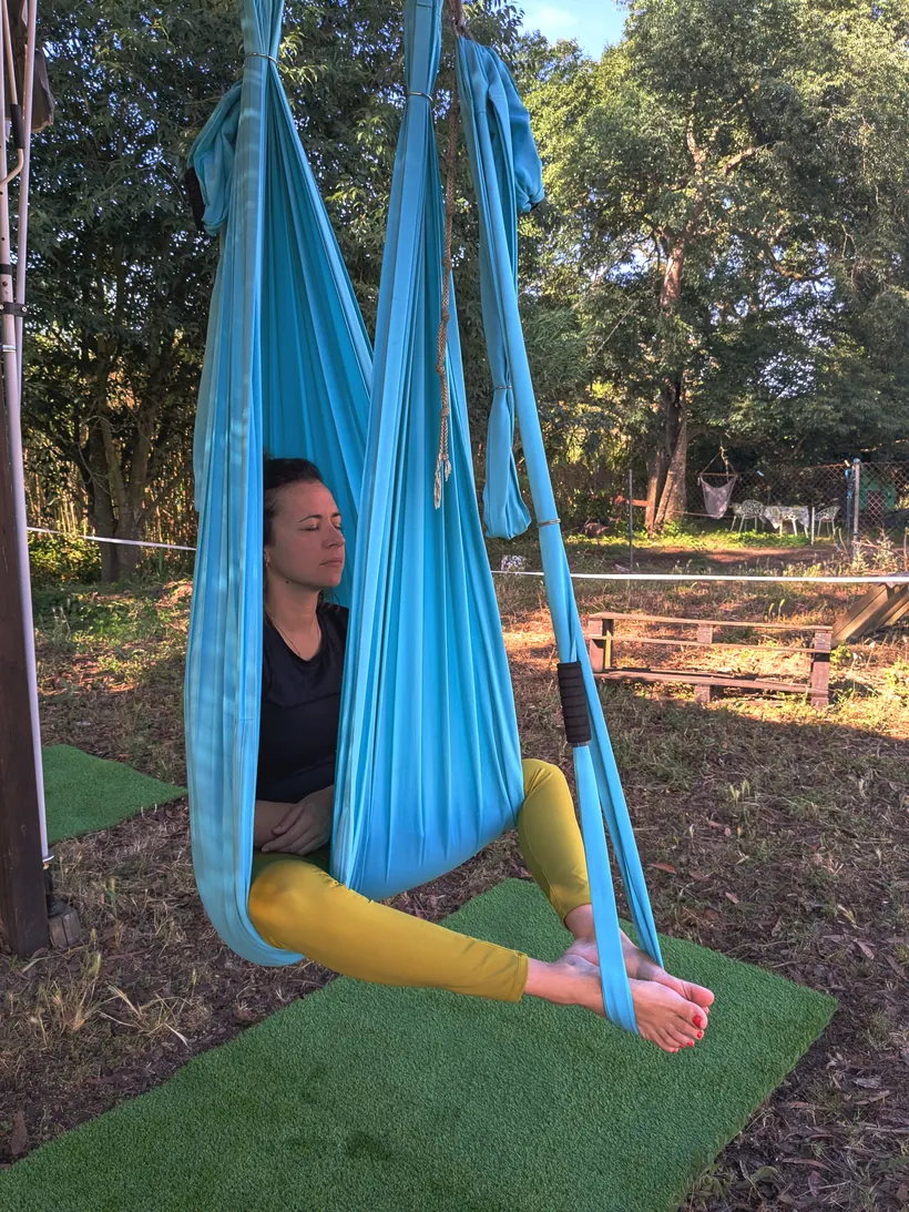 Práctica de yoga aéreo en el exterior de Laranahata