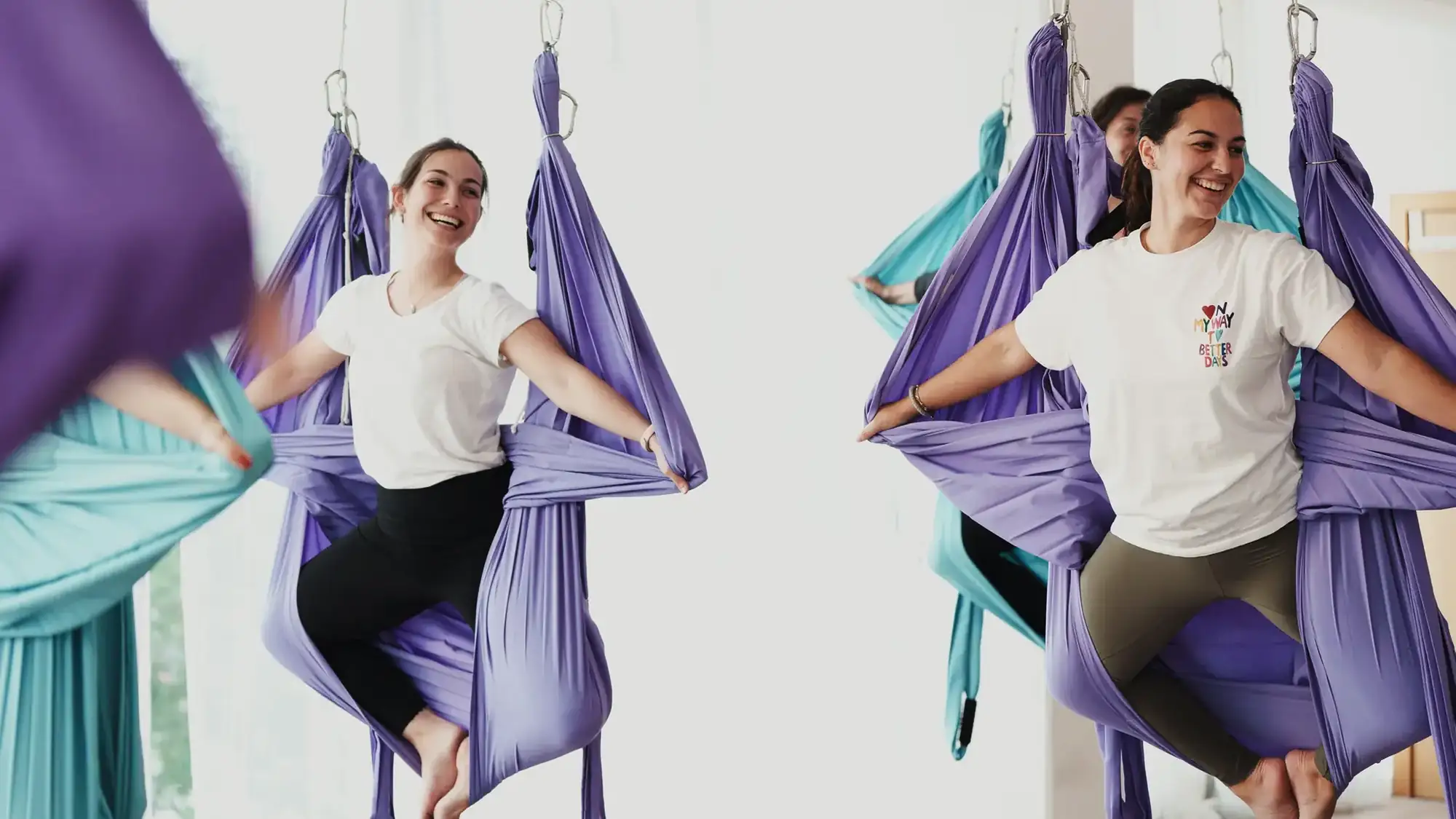 Clase de yoga aéreo en Laranahata