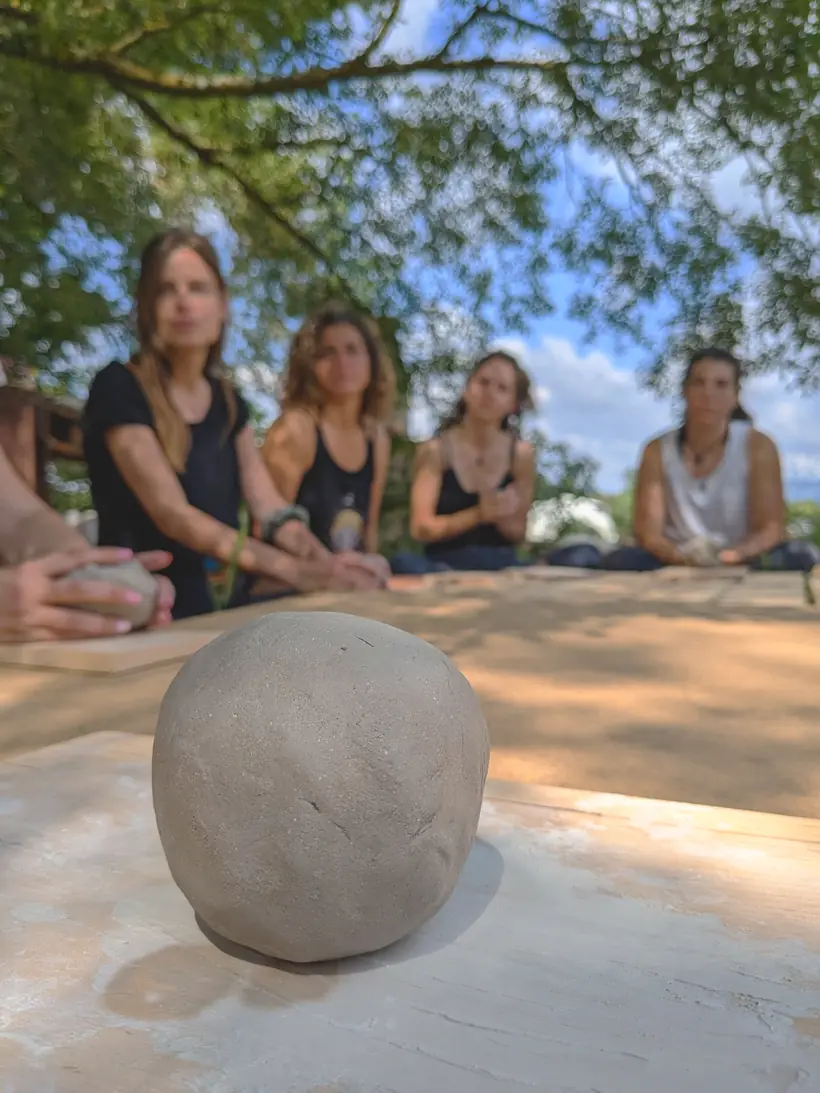 Bola de arcilla sobre la mesa durante el taller de cerámica