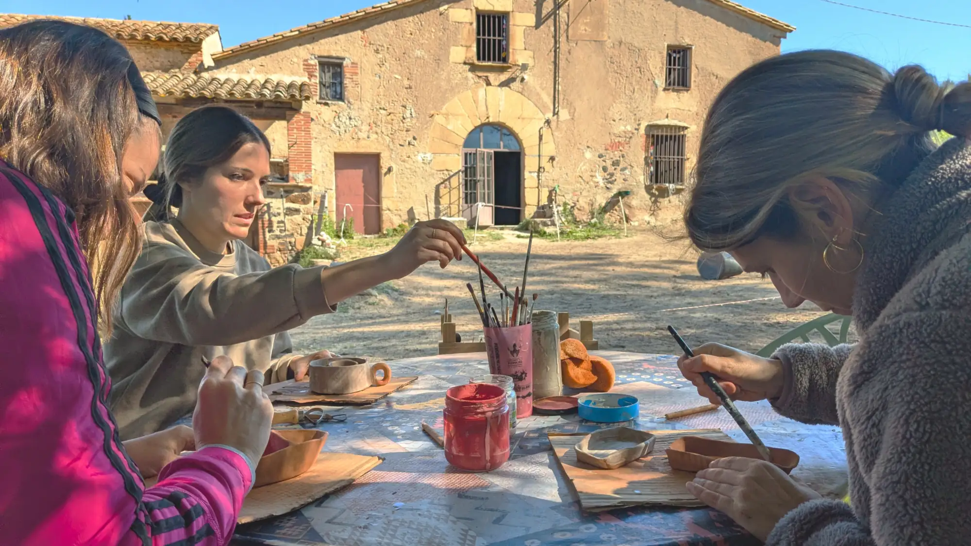 Taller de cerámica frente a la masía de Laranahata