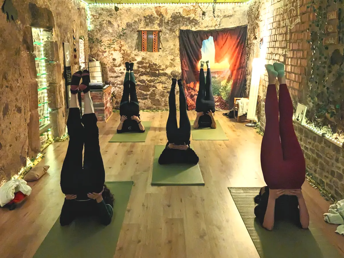 Práctica de Hatha Vinyasa en La Cueva de Laranahata