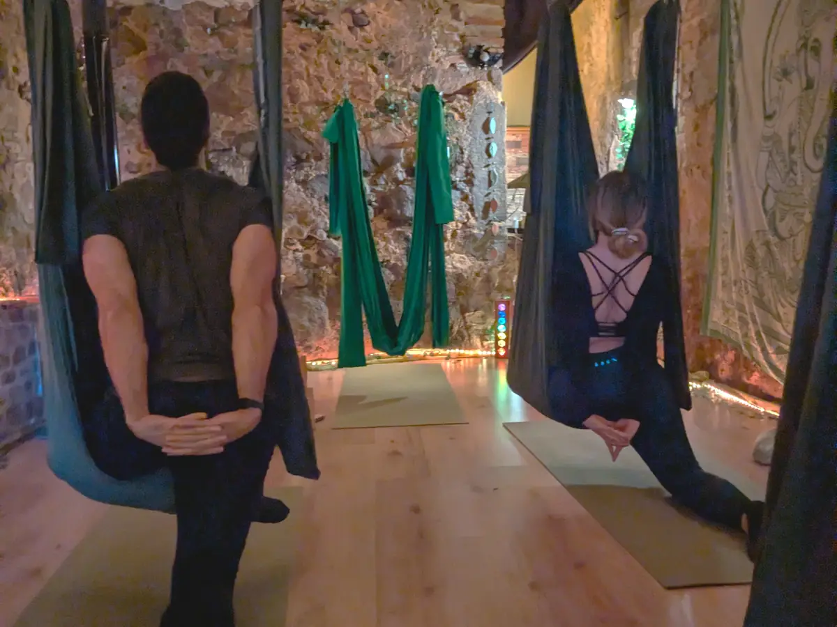 Clase privada de yoga aéreo en el interior de piedra de Laranahata