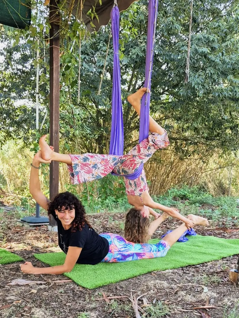 Clase privada de yoga aéreo al aire libre con acompañamiento en Laranahata