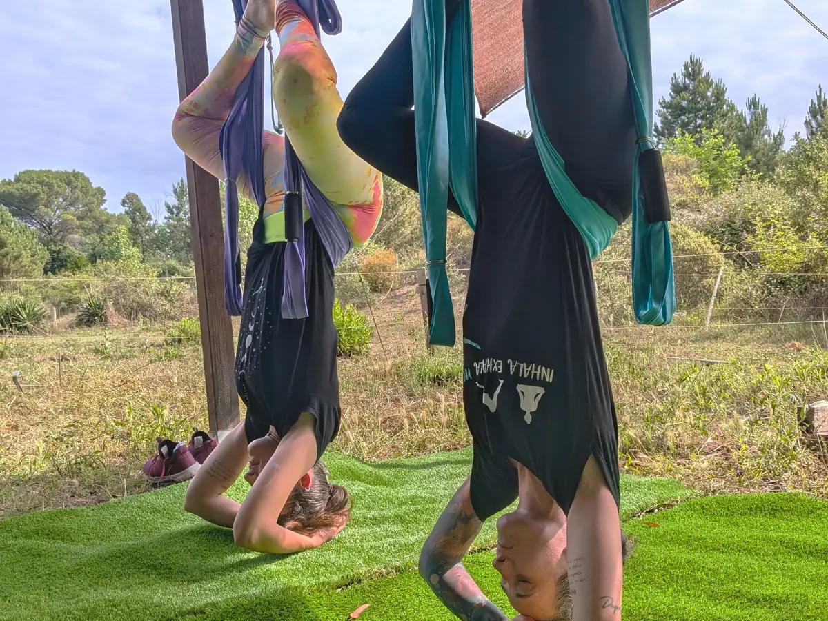 Inversión en las telas de yoga aéreo al aire libre en Laranahata