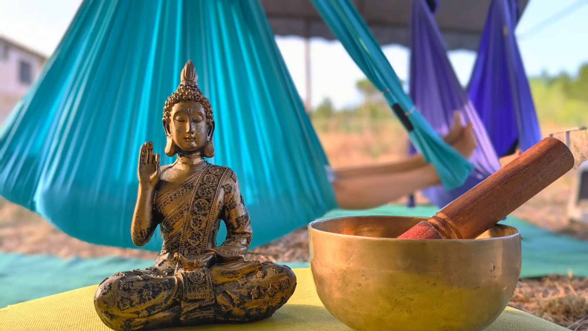 Espacio de yoga aéreo preparado en Laranahata