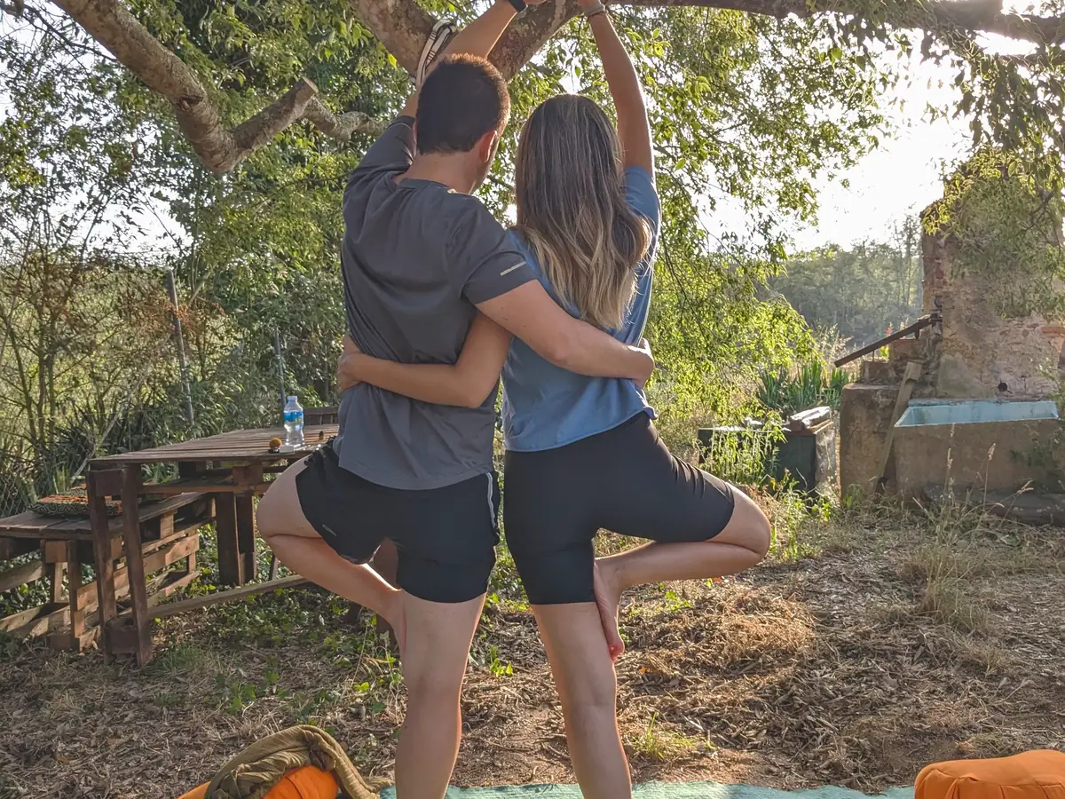 Postura del árbol en pareja bajo el nogal de Laranahata