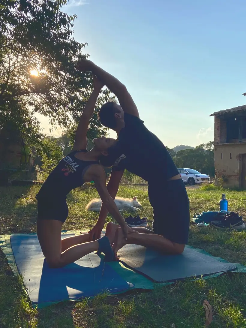 Postura en pareja al atardecer frente a la masía de Laranahata