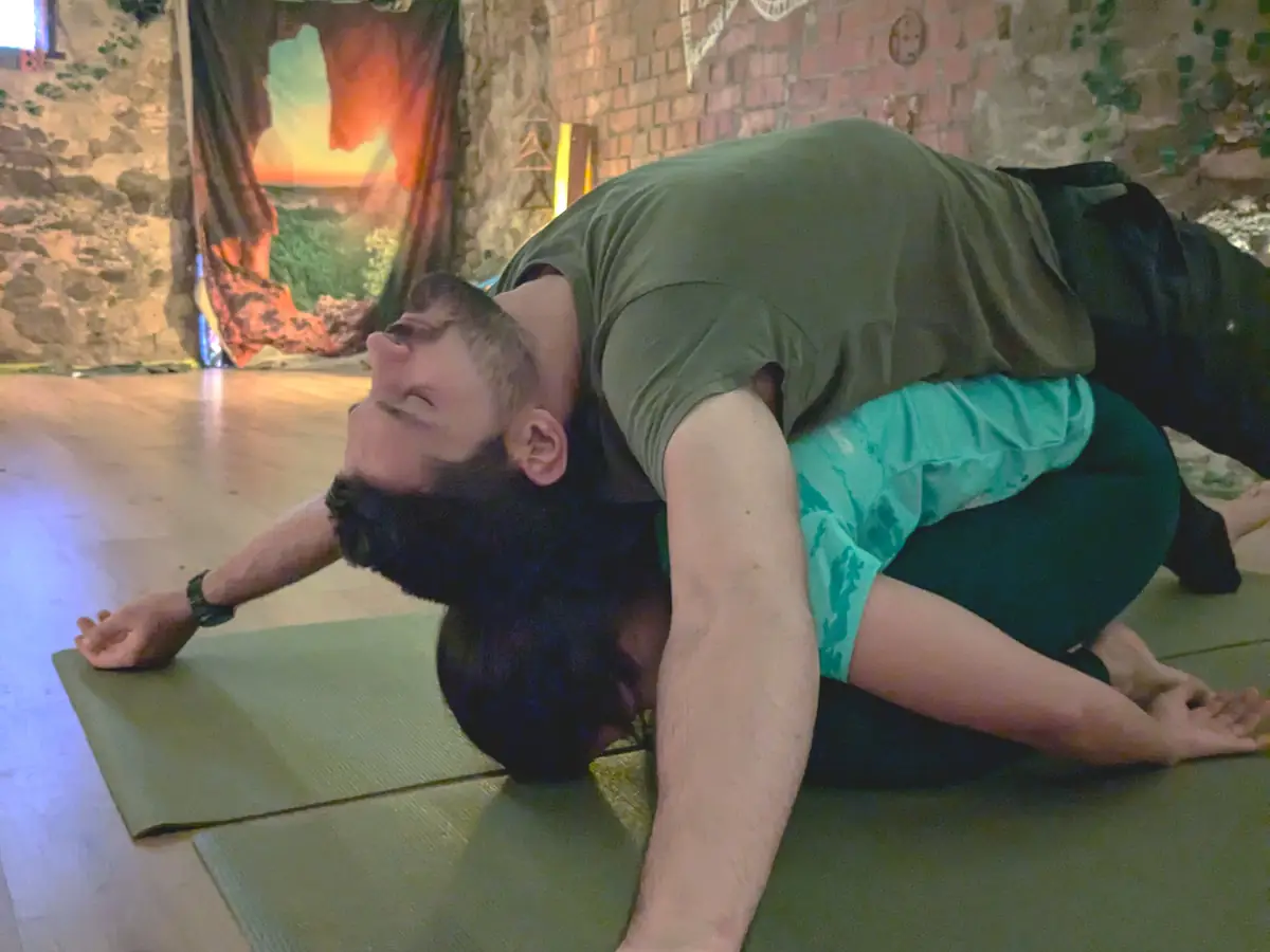 Práctica de yoga en pareja en el interior de piedra de Laranahata