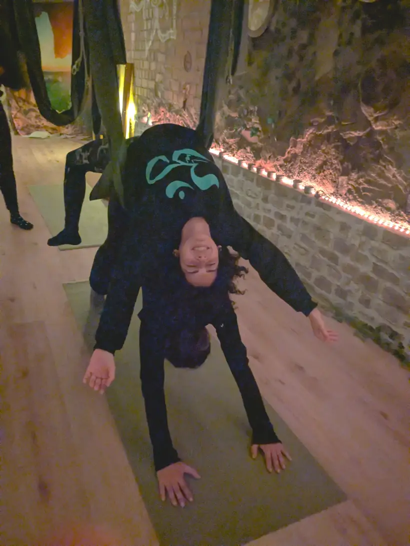 Práctica de yoga aéreo en el interior de piedra de Laranahata