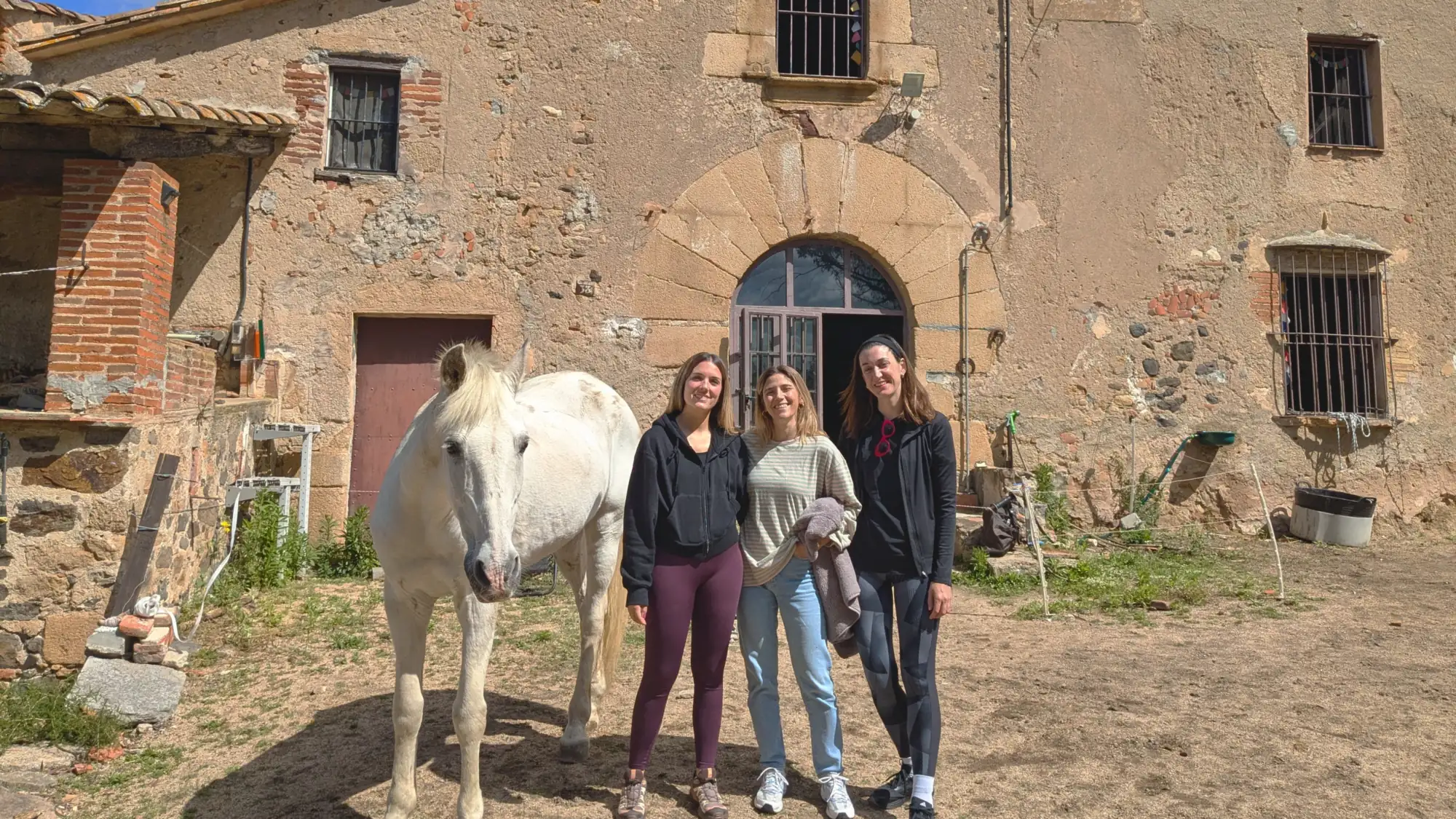 Grupo con uno de los caballos frente a la masía de Laranahata
