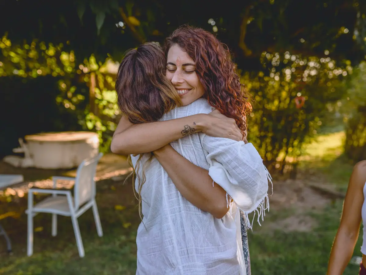 Abrazo al final de una sesión de comunicación no violenta