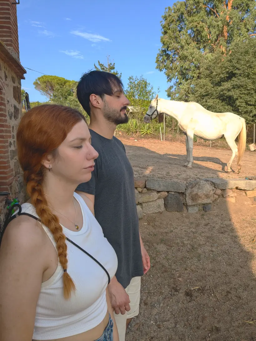 Pareja en silencio junto a uno de los caballos de Laranahata