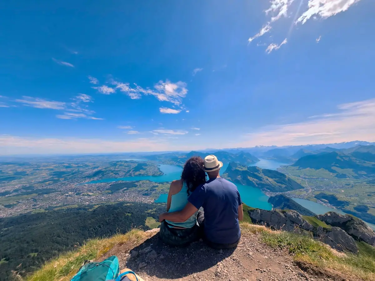 Pareja mirando el mismo horizonte