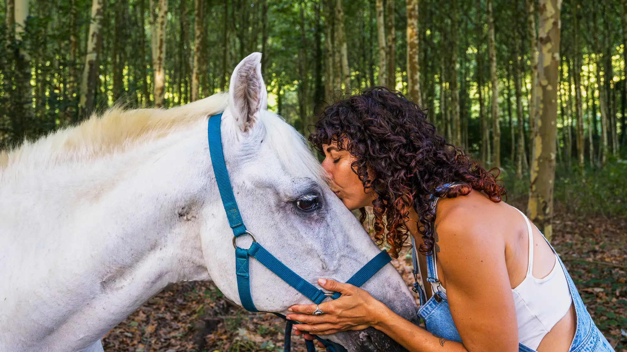Lara Ávila con Kai en el bosque — Laranahata, Hostalric