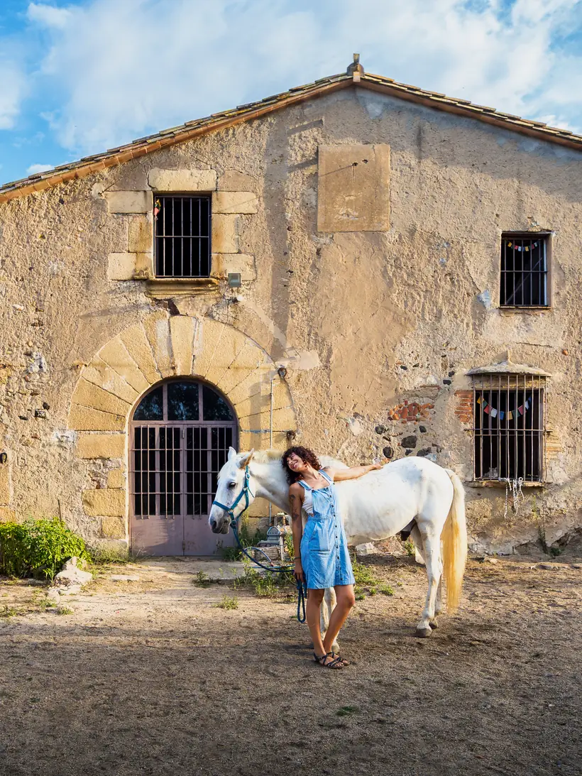 Fachada de la masía de Laranahata con Kai — Hostalric, Girona