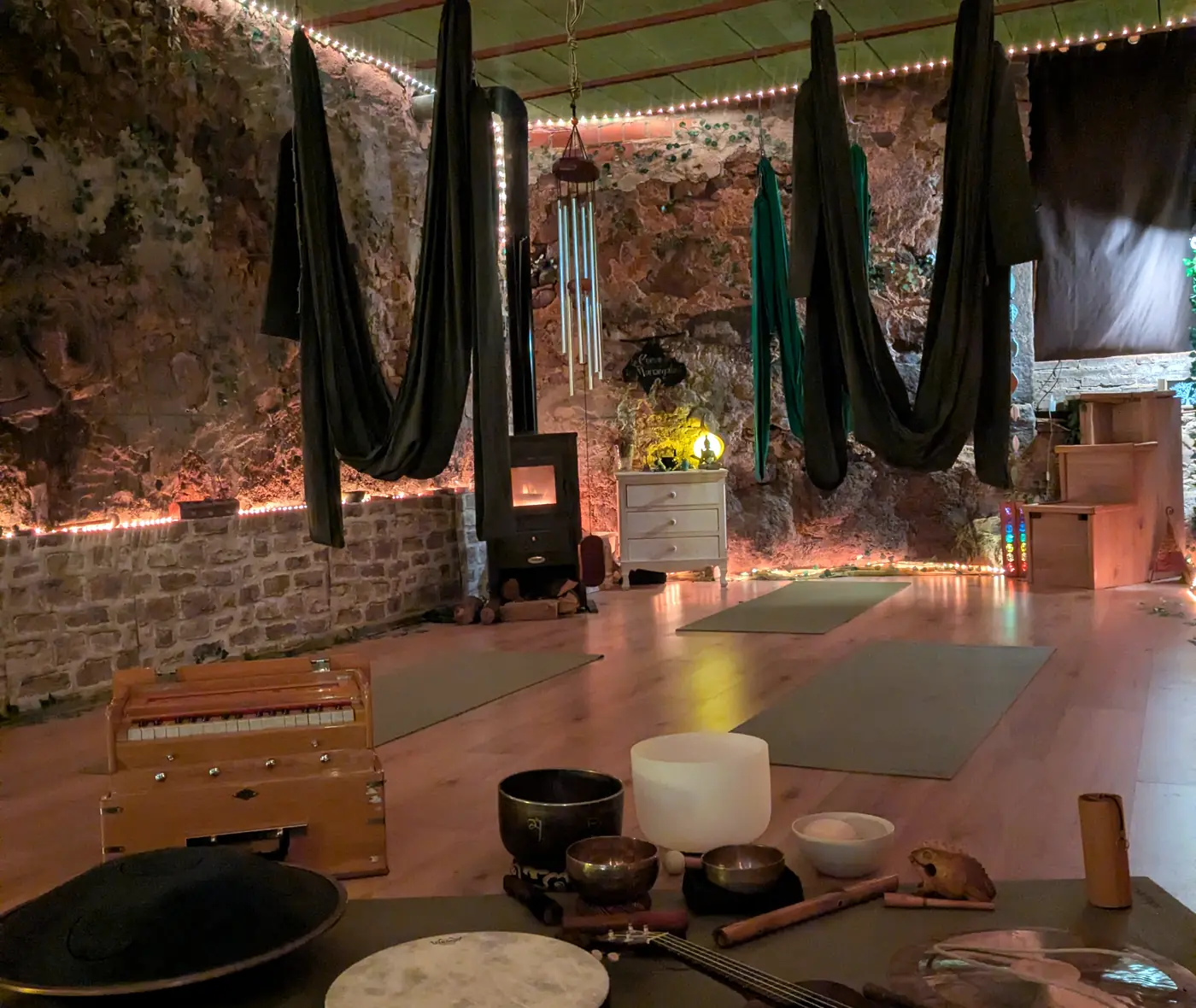 La Cueva de Laranahata — sala de piedra para yoga aéreo y viajes de sonido