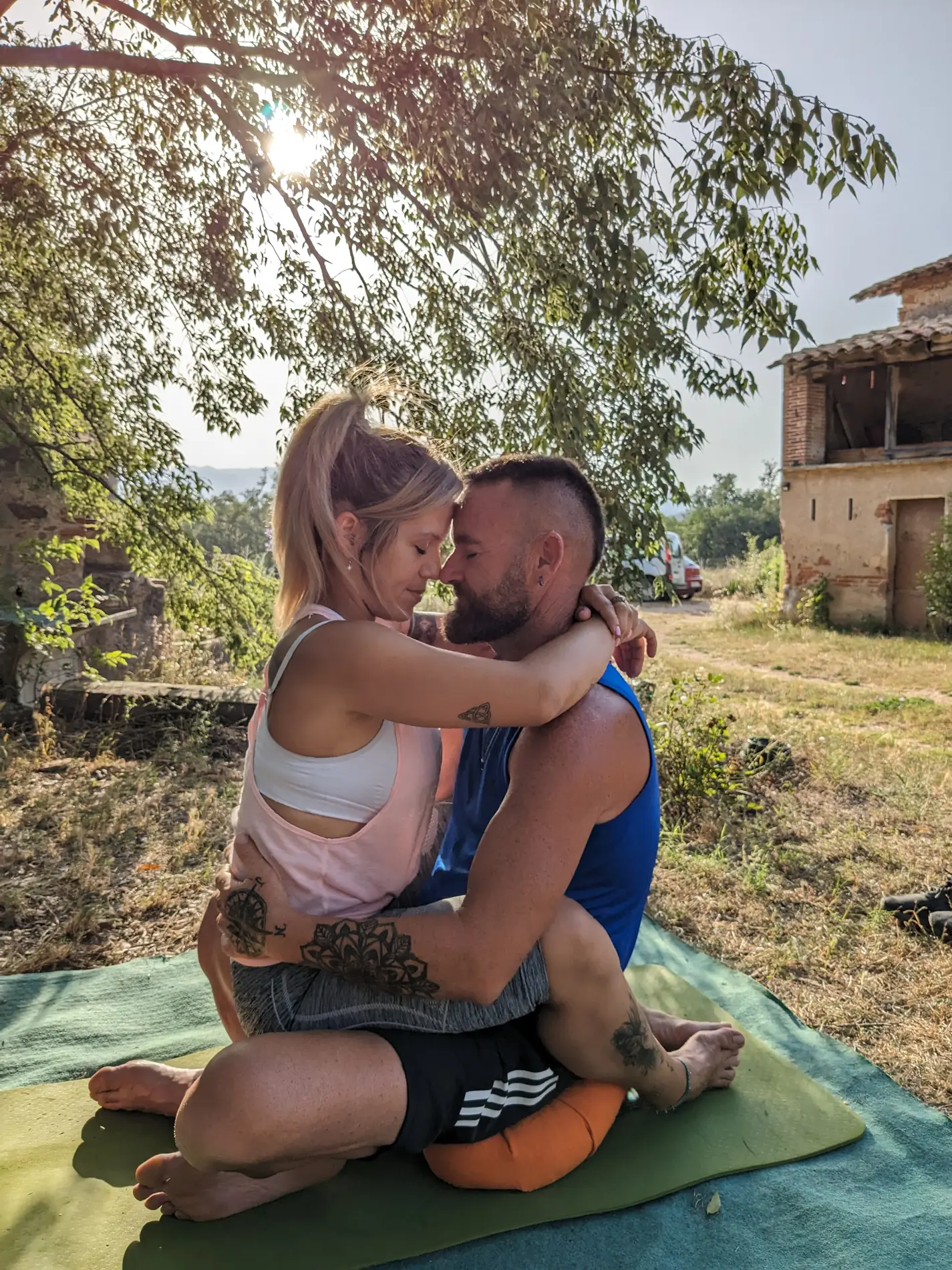 Pareja en un momento de conexión durante una sesión de tantra en Laranahata