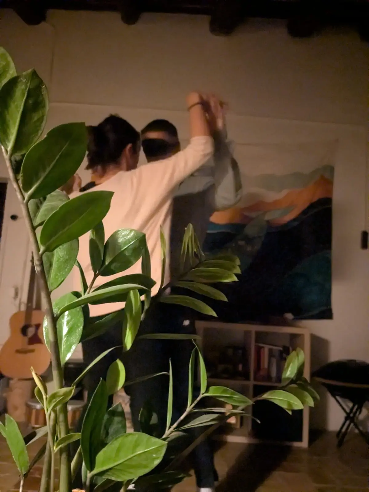 Pareja bailando durante una sesión de tantra en Laranahata