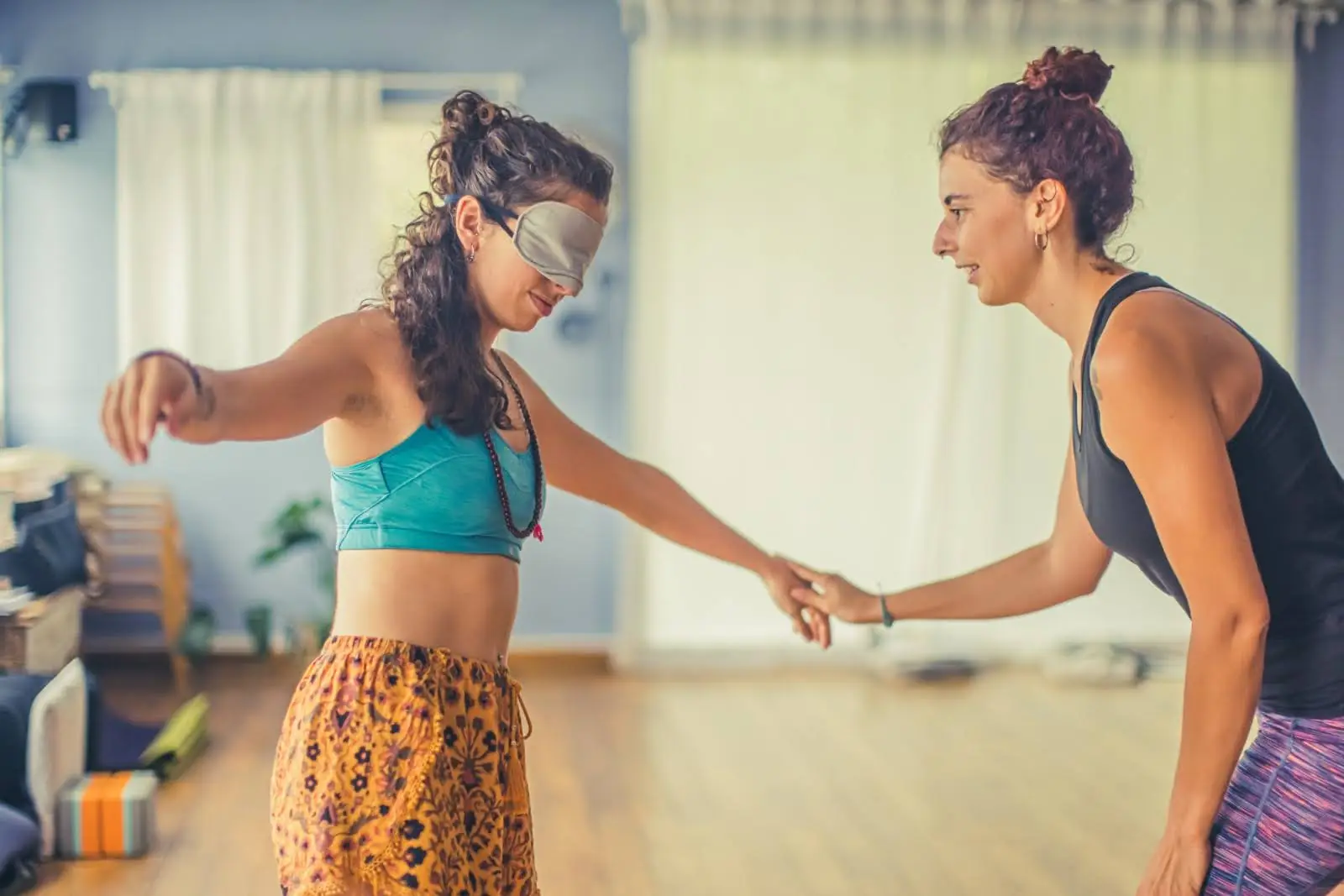 Ejercicio de conexión y confianza durante una sesión de tantra en Laranahata