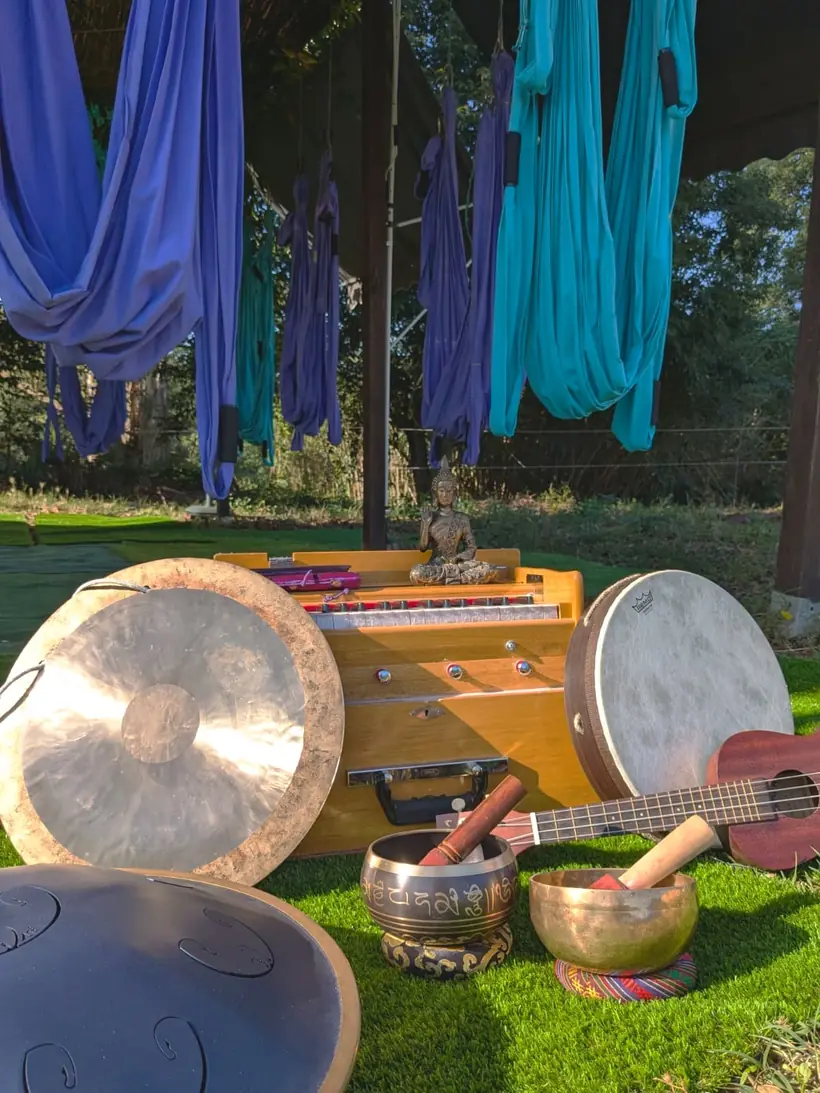 Gong, armonio y cuencos preparados para el viaje de sonido