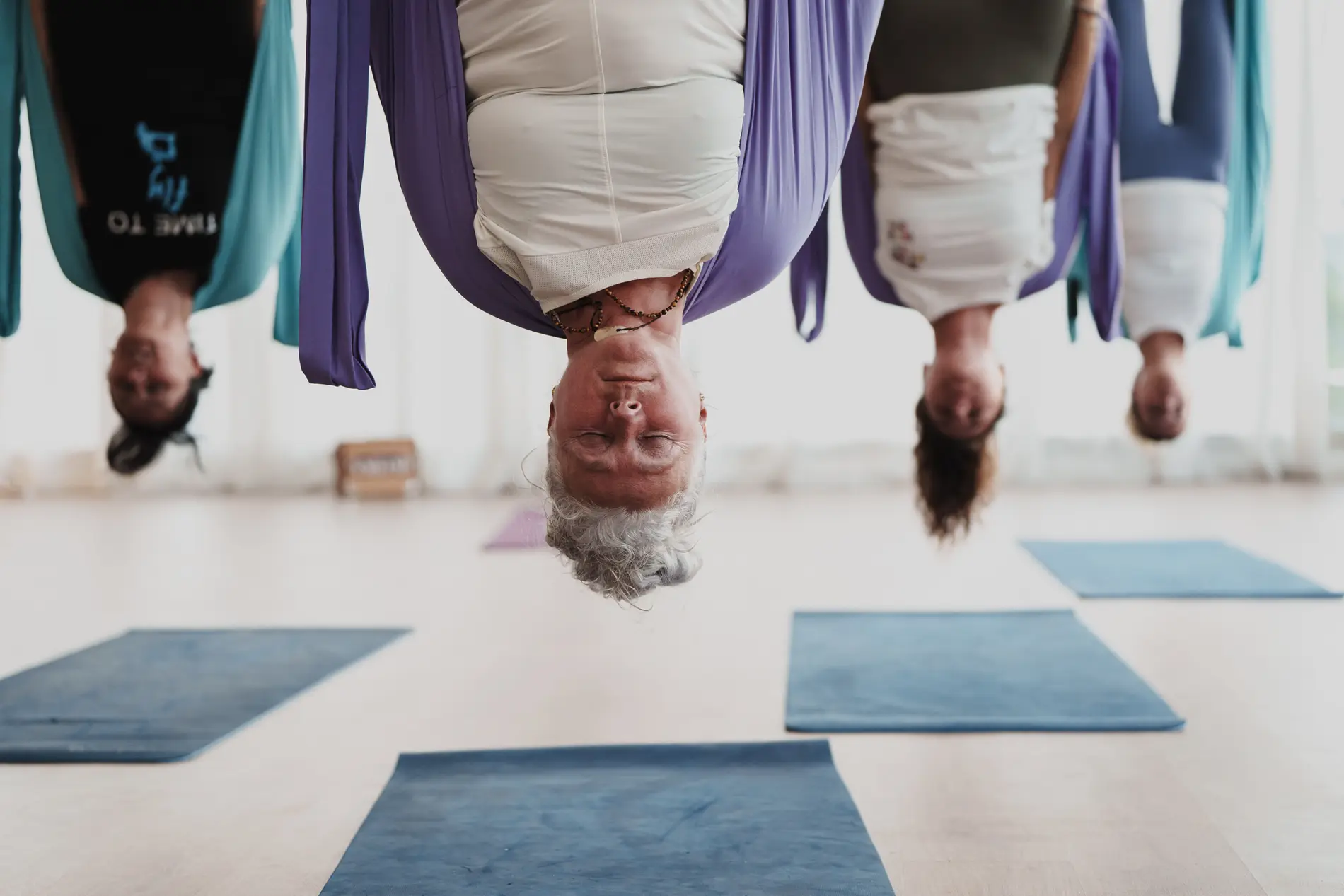 Yoga aéreo en columpio de tela, Laranahata