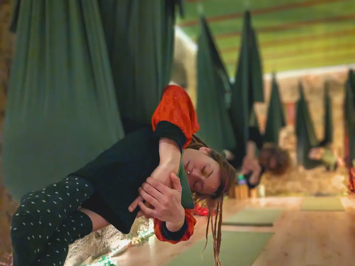 Clase de yoga aéreo en La Cueva de Laranahata, Hostalric