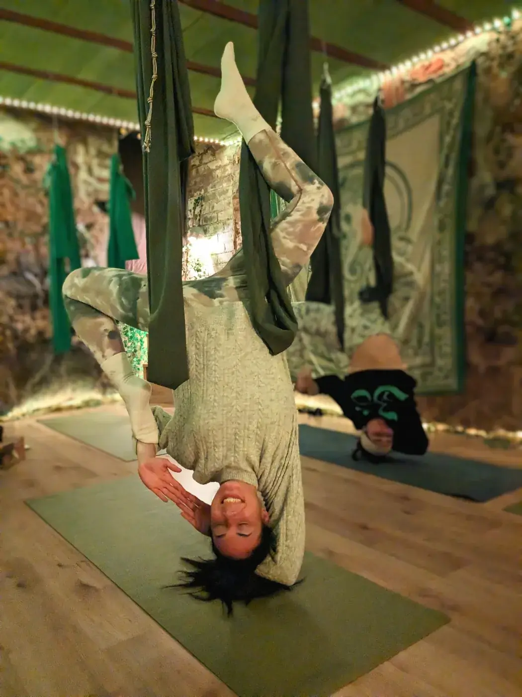 Yoga aéreo — práctica con la tela